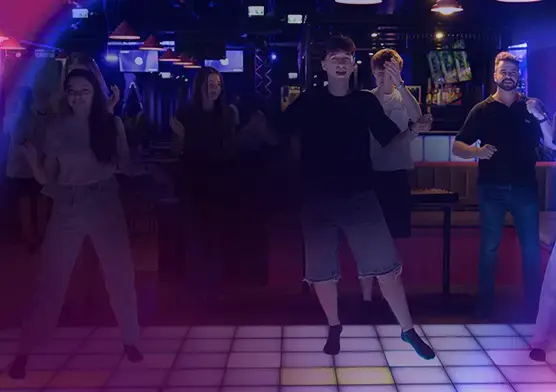 Grupa znajomych podczas gry na interaktywnej arenie Pixel