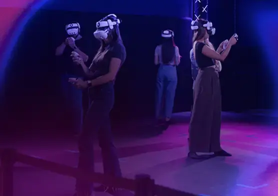 Gracze w goglach VR w strefie Rozgrywki