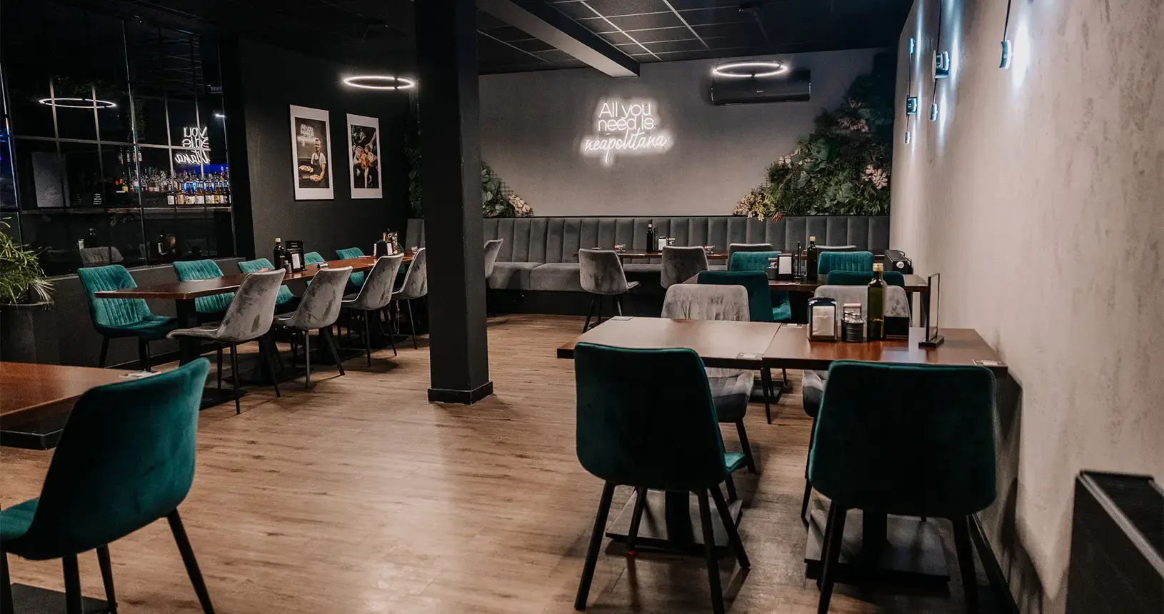 Strefa restauracyjna na parterze