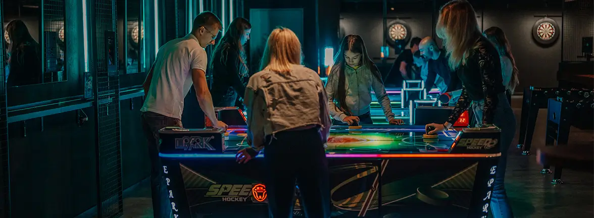 Jak rozpocząć grę i prawidłowo serwować w air hockeyu?