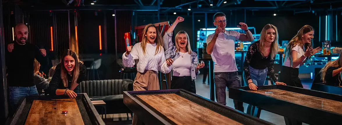 Do czego służy piasek poślizgowy na powierzchni stołu?